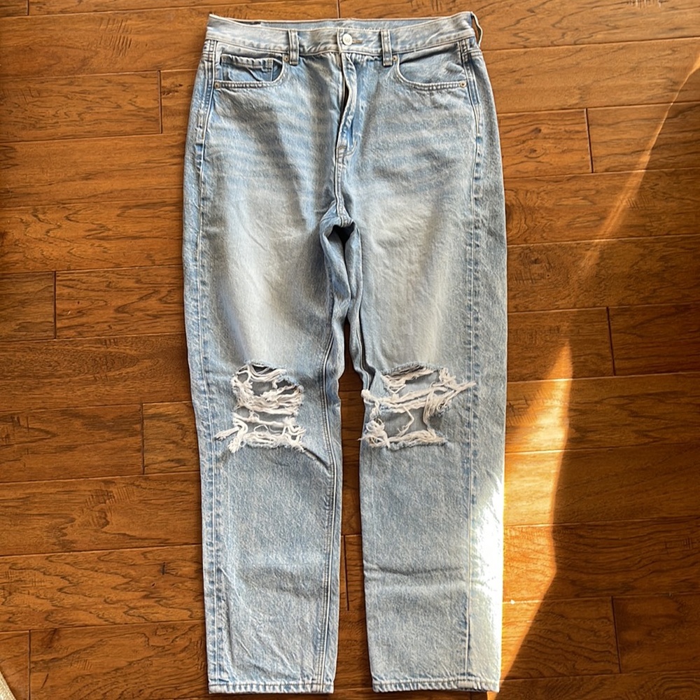 American eagle high rise mom jean size 10 no stretch light wash